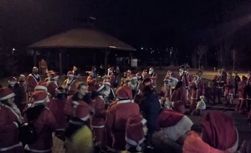 Grupa Mikołajów przed budynkiem