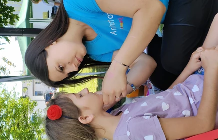 dziecko i Pani maluje twarz dziecka