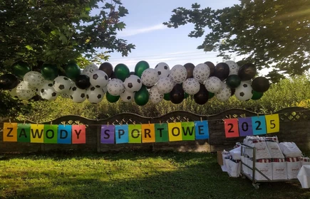 na obrazku balony biało czarne kolorowy napis zawody sportowe 2025 na tle przyrody