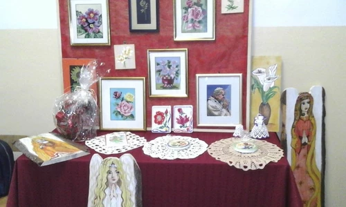 Zdjęcie przedstawia 8 obrazów kwiatów, 4 obrazy aniołów oraz jeden obraz Jana Pawła II