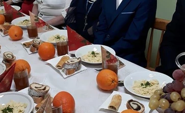 Mieszkańcy przy wigilijnym stole