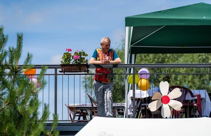 Pan na balkonie ogląda spotkanie