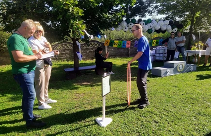 mężczyzna z obręczo czeka na sygnał startu na obrazku są jeszcze kobieta i mężczyzna którzy przeglądają treść  dokumentu