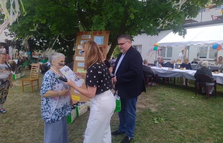 Burmistrz i Starost wręczają nagrody za udział w plenerze malarskim