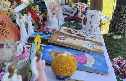 na obrazku ręczne prace obrazy na nich anioły i budynek, figurki anioł&oacute;w 