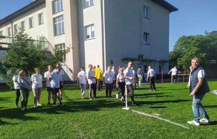 Grupa osób na boisku sportowym