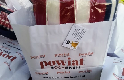 zdjęcie nagrody wręczanej uczestnikom zawodów, na zdjęciu torba prezentowa z napisem POWIAT BOCHEŃSKI z której wystaje prawdopodobnie koc