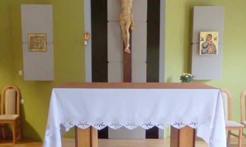 Zdjęcie przedstawia ołtarz. W centralnej części widzimy krzyż.