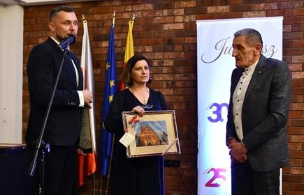 zdjęcie grupowe okolicznościowe gratulacje