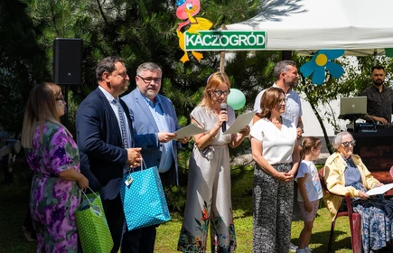 władze lokalne wreczaja upominki i dyplomy uczestnikom pleneru malarskiego